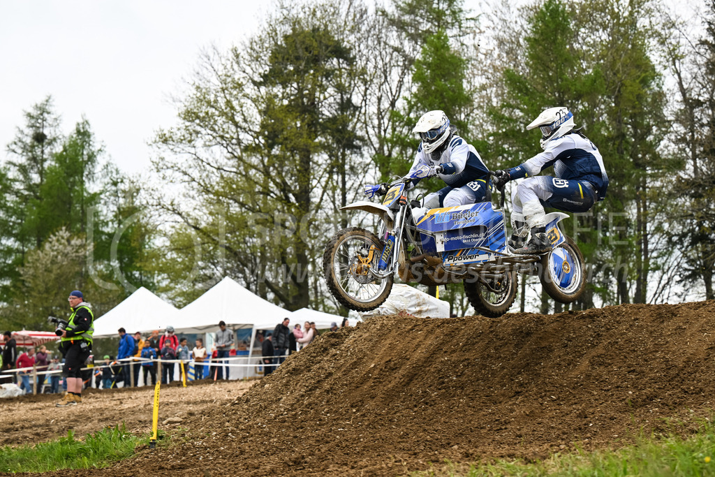 Motocross Schlatt bei Winterthur - 30. April 2023 | #23 Bueeler Markus / Bueeler Armin aus Oberarth (CH) auf WSP Husqvarna 450 in der Kategorie Seitenwagen am Motocross Schlatt bei Winterthur, 30. April 2023. 
Instagram: @mx_schlatt | @mc_wila | @sam_schweiz
Bild: Sportfotografie Markus Aeschimann | www.markus-aeschimann.ch - Realisiert mit Pictrs.com