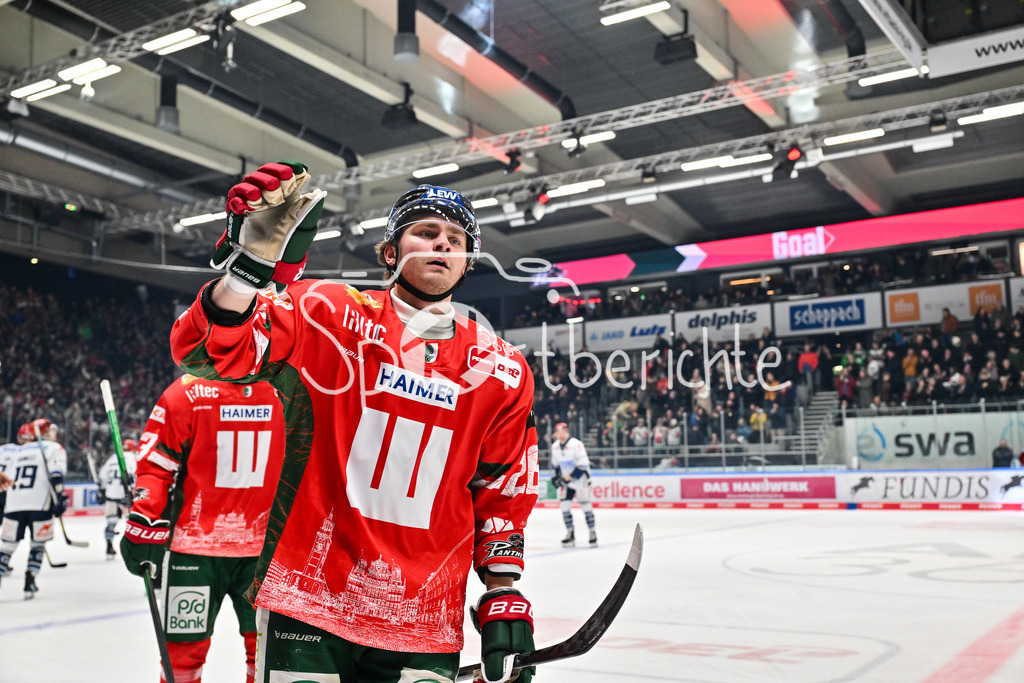 Augsburger Panther - Schwenninger Wild Wings | AUGSBURG, GERMANY - 02. JANUARY: Jubel der Panther nach dem Treffer zum 4-0 durch Thomas SCHEMITSCH (Augsburger Panther 62) / Tor / Torschuetze / Freude / Happy während dem Match zwischen den Augsburger Panthern und den Schwenninger Wild Wings am 35. Spieltag der Penny DEL im Curt Frenzel Stadion / Alexander BLANK (Augsburger Panther 26)
