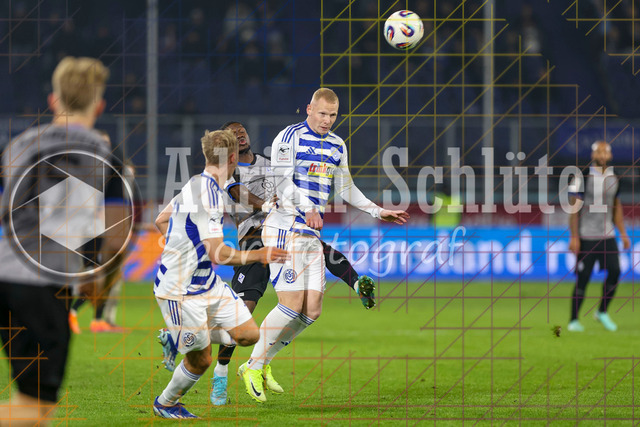 MSV Duisburg vs SV Waldhof Mannheim - 3. Liga | Duisburg, Deutschland, 07.11.25:   Emmanuel Okuchukwu Iwe (SV Waldhof Mannheim) und Leon Müller (MSV Duisburg) im Kampf um den Ball waehrend des Spiels der 3. Liga MSV Duisburg vs SV Waldhof Mannheim in der schauinsland-reisen-arena(Foto von Brauer-Fotoagentur / Adrian Schlueter)
