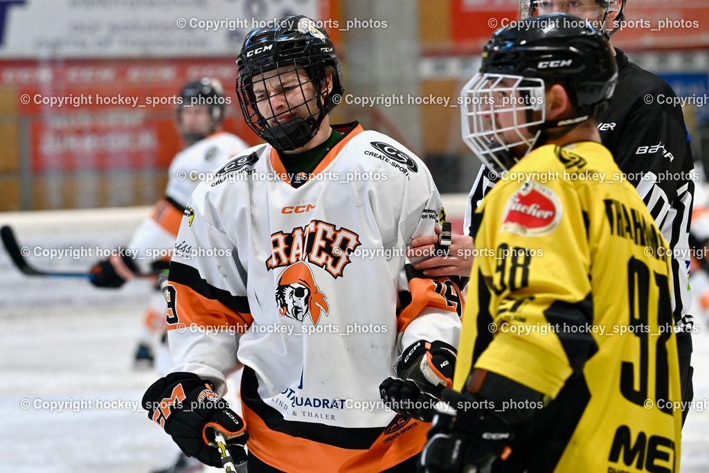 EC Hornets Spittal vs. USC Piraten Velden 18.2.2024 | #19 Kleiß Leon Philipp USC Velden, #98 Thalhammer Dominic EC Hornets Spittal, EC Hornets Spittal vs. USC Piraten Velden 18.2.2024, EC Hornets Spittal vs. USC Piraten Velden 18.2.2024 am 18.02.2024 in Spittal an der Drau (Eissportzentrum Spittal), Austria, (Photo by Bernd Stefan)