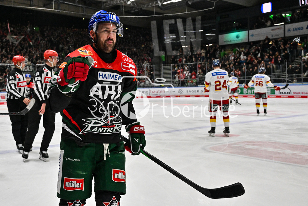 Augsburger Panther - Düsseldorfer EG | Jubel der Panther nach dem Treffer zum 3-1 durch Jason BAST (Augsburger Panther #45) / Tor / Torschuetze / Freude / Happy / DEL: Augsburger Panther - Duesseldorfer EG, Curt Frenzel Stadion am 04.03.2025