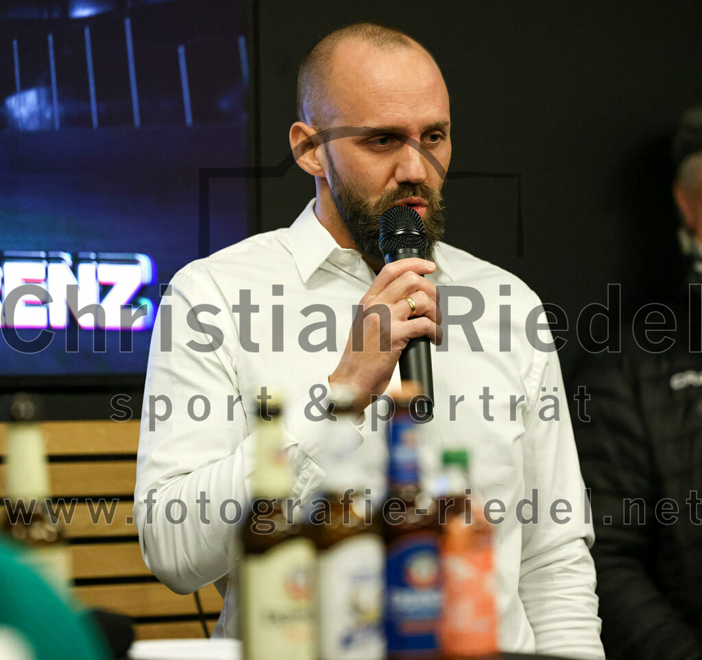 2023-01-22_186_Eishockey_TSV_Erding_gegen_ESC_Dorfen | Erding, Deutschland, 22.01.2023:
Eishockey, Bayernliga 2022 / 2023, 29. Spieltag, TSV Erding gegen ESC Dorfen, Endergebnis: 6:2

Teamchef Felix Schütz (Erding Gladiators)

Foto: Christian Riedel / fotografie-riedel.net