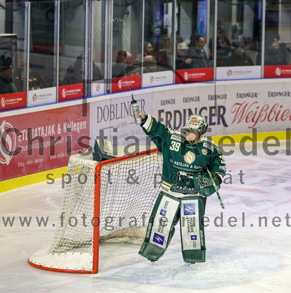 2025-12-05_053_TSV_Erding_gegen_Stuttgart_Rebels | Erding, Deutschland, 05.12.2025:Eishockey, Oberliga Süd 2025 / 2026, 23. Spieltag, TSV Erding gegen Stuttgart Rebels, Endergebnis: 5:6Torwart Leon Meder (Erding Gladiators, #39)Foto: Christian Riedel / fotografie-riedel.net