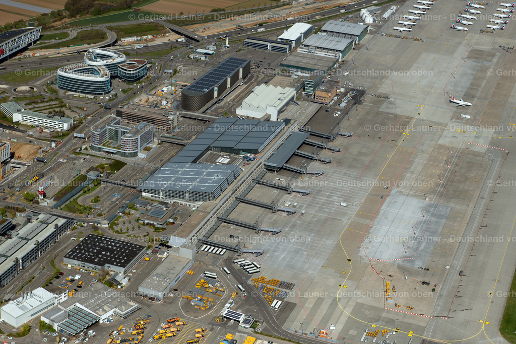 4023514 | STUTTGART 15.04.2020 Abfertigungs- Gebäude und Terminals auf dem Gelände des Flughafen in Stuttgart im Bundesland Baden-Württemberg, Deutschland. Weiterführende Informationen bei: Flughafen Stuttgart GmbH. // Dispatch building and terminals on the premises of the airport in Stuttgart in the state Baden-Wuerttemberg, Germany. Further information at: Flughafen Stuttgart GmbH. Foto: Gerhard Launer