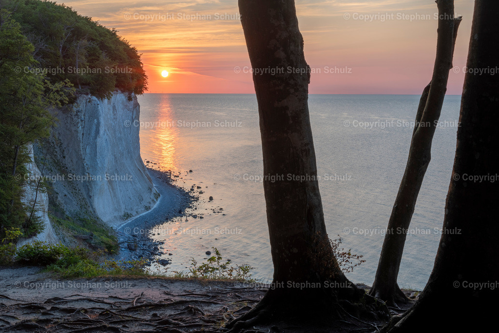 Sonnenaufgang an den Wissower Klinken | Die Sonne geht neben den Kreidefelsen Wissower Klinken im Nationalpark Jasmund auf der Insel Rügen auf.  - Realisiert mit Pictrs.com