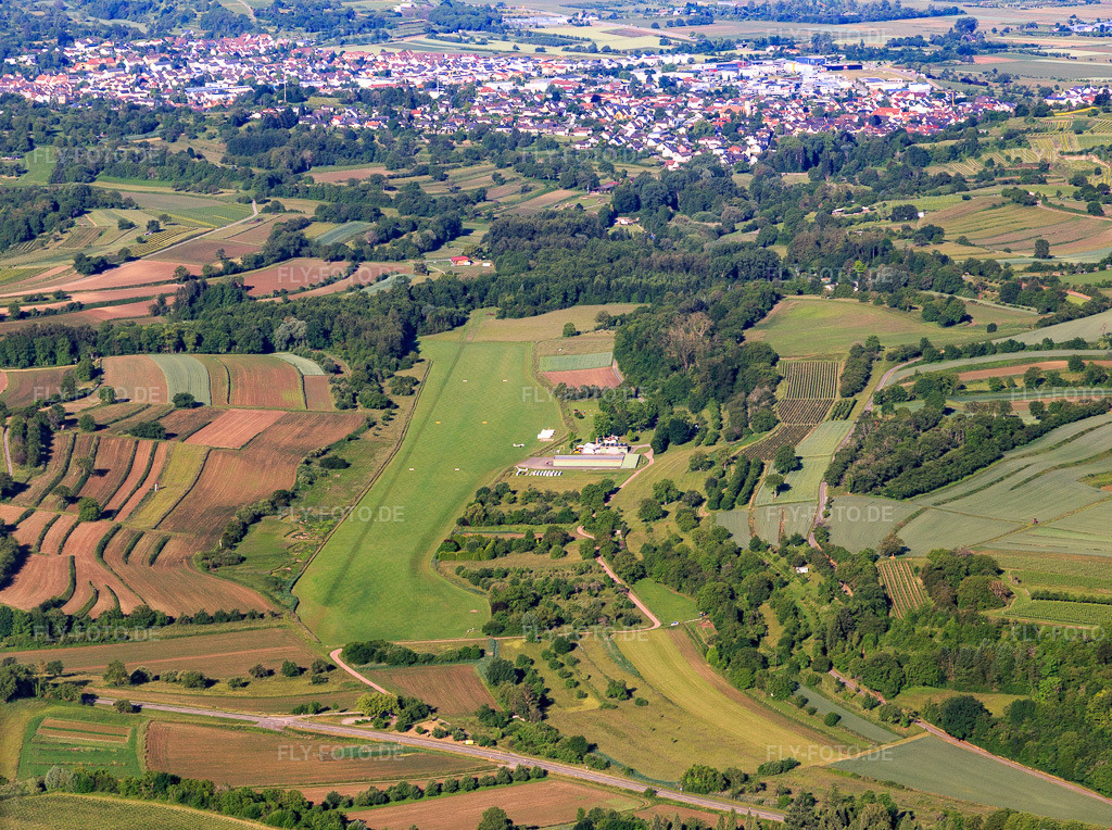 Luftbild: Flugplatz Altdorf-Wallburg Landebahn 25 im Ortsteil Wallburg in Ettenheim im Bundesland Baden-Württemberg in Deutschland. Foto: IMG_147739.jpg vom 30.05.2025 durch Werner Riehm/FLY-FOTO.deFliegergruppe Lahr-Ettenheim e.V