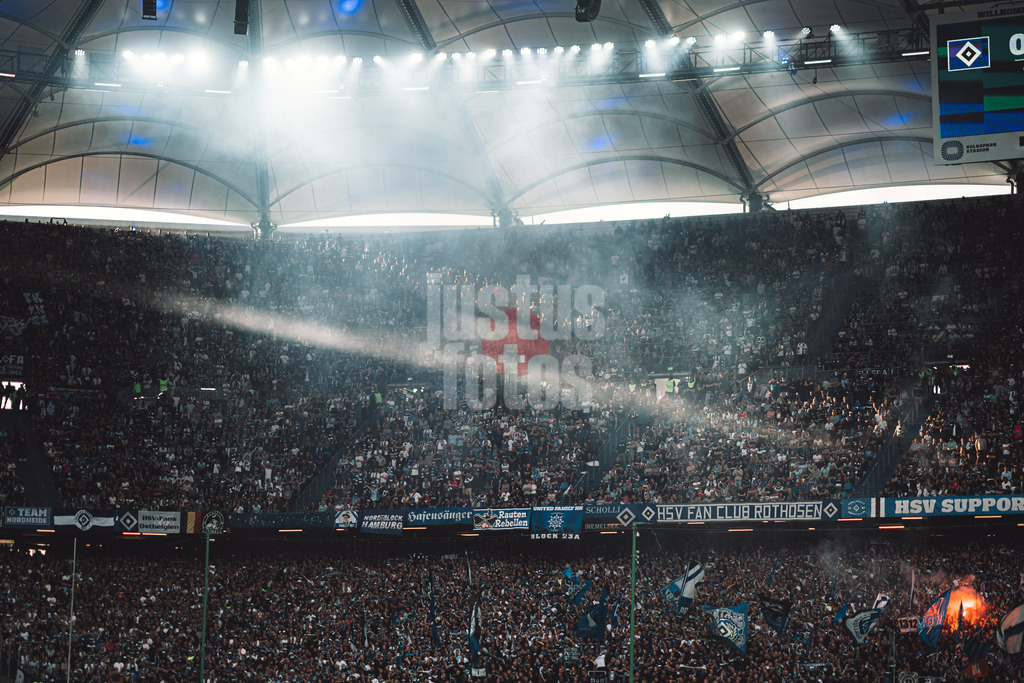 Fußball | Männer | Saison 2023/2024 | 2. Fußball-Bundesliga | 32. Spieltag | Hamburger SV vs. FC St. Pauli  | 03.05.2024 | Ein Sonnenstrahl fällt auf die Nordtribüne