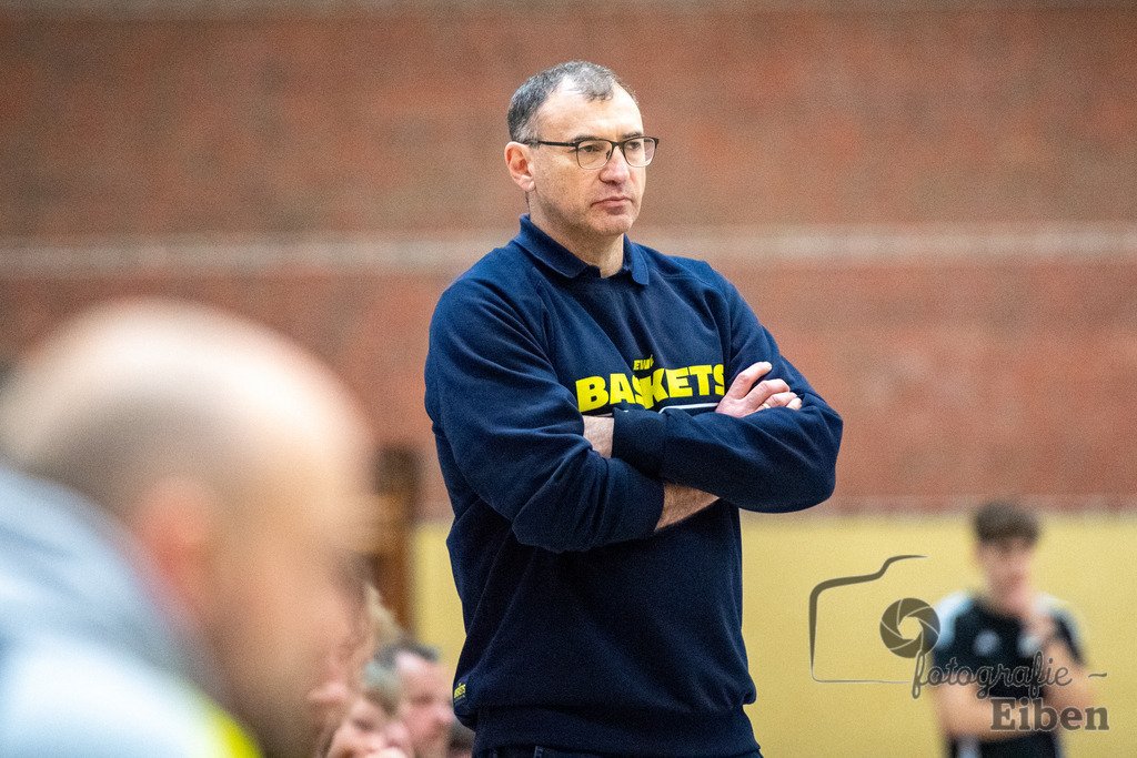 Baskets Juniors/TSG Westerstede-Rasta Vechta 3 | 1. Basketball-Regionalliga; Baskets Juniors/TSG Westerstede (gelb) - Rasta Vechta 3 (schwarz) am 18.01.2025 in Westerstede (Hössensporthalle), Photo: Philip Eiben 2025 - Realisiert mit Pictrs.com