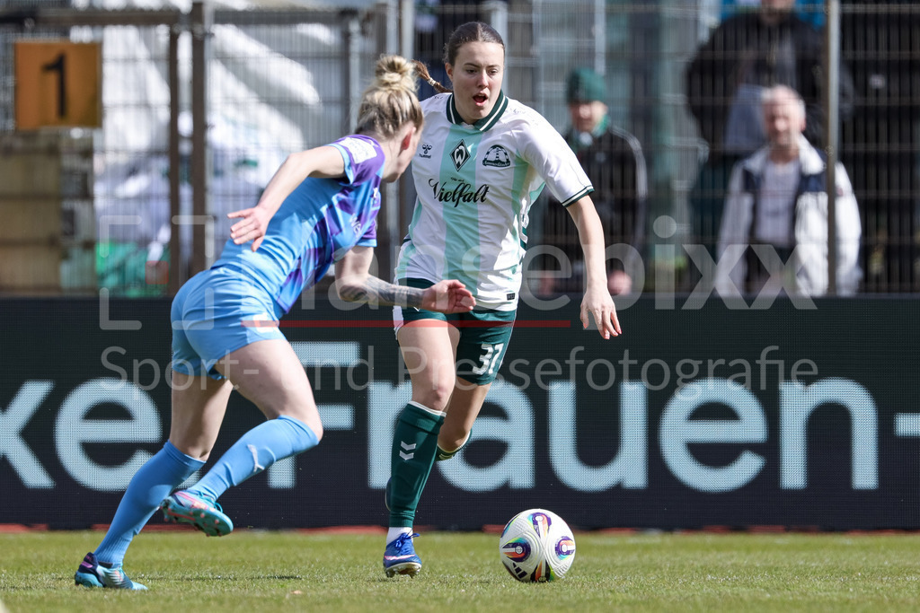 Fussball, Google Pixel Frauen-Bundesliga, SV Werder Bremen - SGS Essen | v.li.: Julia Debitzki (SGS Essen, 23) und Mara Alber (SV Werder Bremen, 37) im Zweikampf, Duell, Dynamik, Aktion, Action, Spielszene, DIE DFB-RICHTLINIEN UNTERSAGEN JEGLICHE NUTZUNG VON FOTOS ALS SEQUENZBILDER UND/ODER VIDEOÄHNLICHE FOTOSTRECKEN. DFB REGULATIONS PROHIBIT ANY USE OF PHOTOGRAPHS AS IMAGE SEQUENCES AND/OR QUASI-VIDEO.