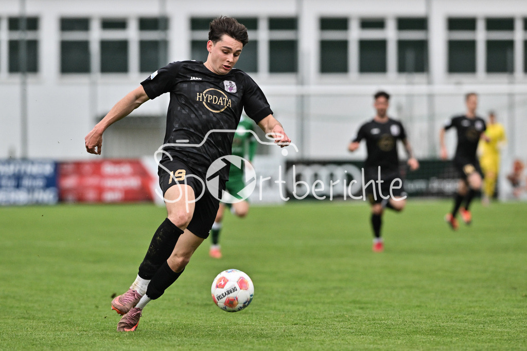 VfB Eichstätt - TSV Schwaben Augsburg | EICHSTÄTT, GERMANY - 14. APRIL: am Ball Mark RADOKI (TSV Schwaben Augsburg 19) / Einzelfoto / Freisteller während dem Match zwischen dem VfB Eichstätt und dem TSV Schwaben Augsburg am 19. Spieltag der Regionalliga Bayern im Hirsch Sportpark
