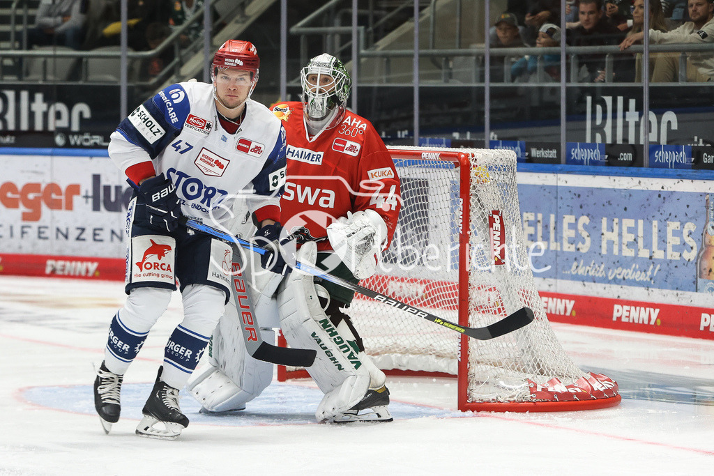Augsburger Panther - Schwenninger Wild Wings | Alexander KARACHUN (SERC #47) versucht Panther Goalie Dennis ENDRAS (AEV #44) die Sicht zu nehmen