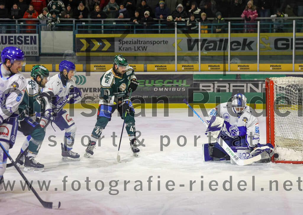 2026-01-23_034_TSV_Erding_gegen_SC_Riessersee | Erding, Deutschland, 23.01.2026:Eishockey, Oberliga Süd 2025 / 2026, 40. Spieltag, TSV Erding gegen SC Riessersee, Endergebnis: 6:5 n.V.Elias Maier (Erding Gladiators, #15), Marco Pfleger (Erding Gladiators, #47), Torwart Andreas Mechel (SC Riessersee, #50)Foto: Christian Riedel / fotografie-riedel.net