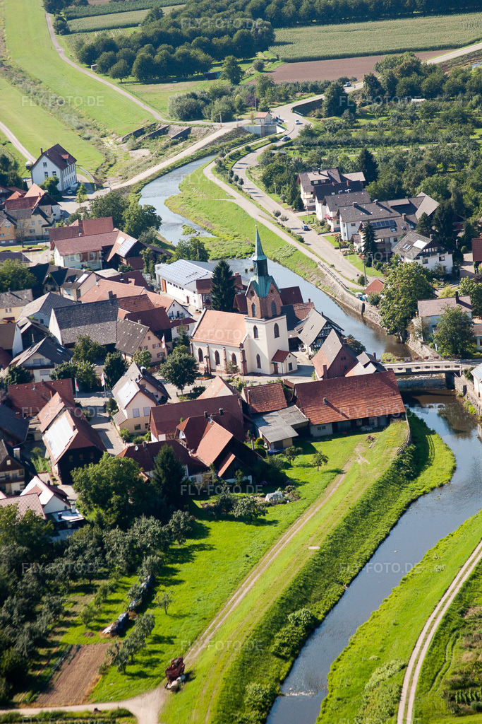 Luftbild: Fluß- Uferbereichen der Rench im Ortsteil Erlach in Renchen im Bundesland Baden-Württemberg in Deutschland. Foto: IMG_31560.jpg vom 09.08.2010 durch Werner Riehm/FLY-FOTO.de