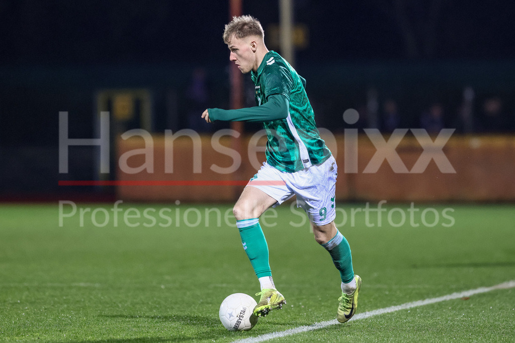 Fussball, Regionalliga Nord, SV Werder Bremen II - VfB Oldenburg | v.li.: Jannic Ehlers (SV Werder Bremen II, 9) am Ball, Freisteller, Einzelbild, Ganzkörper, Aktion, Action, Spielszene