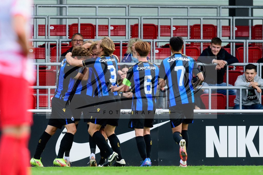 YLLEBR20210928_094 | Fussball, A-Junioren: Cisse Sandra (Club Brugge KV) Torjubel, jubelt mit seiner Mannschaft nach dem Treffer zum 1:3 beim Spiel der UEFA Youth League zwischen RB Leipzig und FC Bruegge im Stadion am Cottaweg am 28.09.2021 in Leipzig, Deutschland. - Realisiert mit Pictrs.com