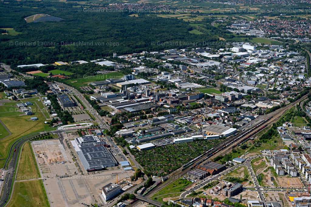 4033512 | FREIBURG IM BREISGAU 30.06.2020 Gewerbegebiet und Firmenansiedlung Freiburg Nord in Freiburg im Breisgau im Bundesland Baden-Württemberg, Deutschland. // Industrial estate and company settlement Freiburg Nord in Freiburg im Breisgau in the state Baden-Wurttemberg, Germany. Foto: Gerhard Launer