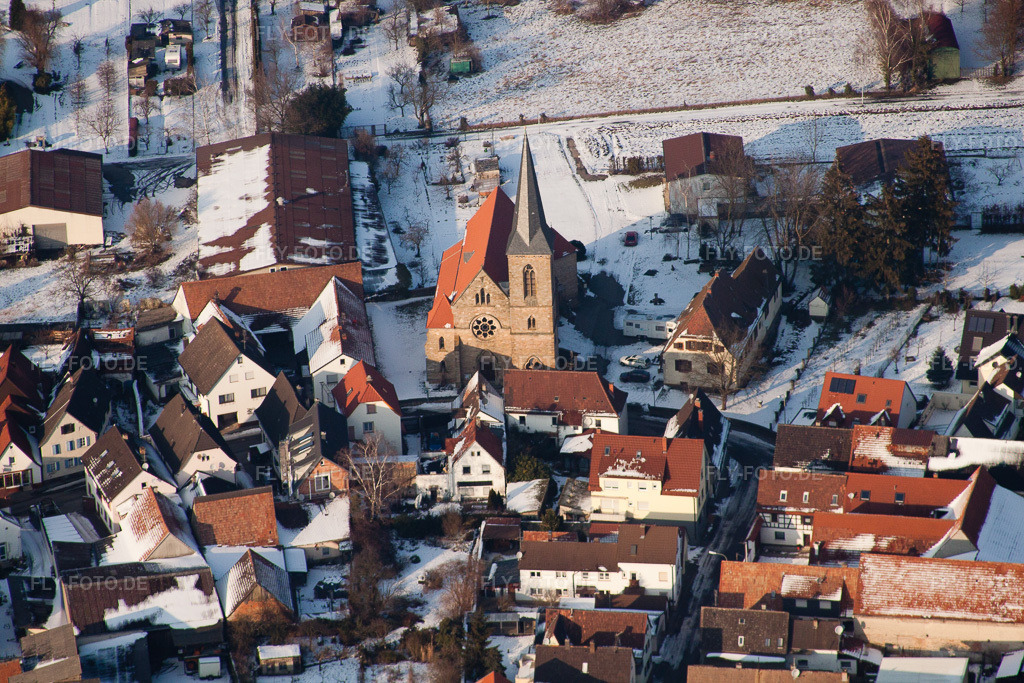 Luftbild: Winterlich schneebedeckte Ortsansicht der Straßen und Häuser der Wohngebiete im Ortsteil Ingenheim in Billigheim-Ingenheim im Bundesland Rheinland-Pfalz in Deutschland. Foto: IMG_24442.jpg vom 16.02.2010 durch Werner Riehm/FLY-FOTO.de