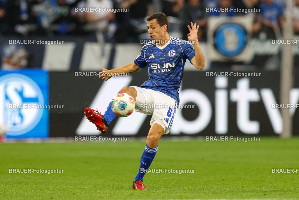 1_S04BER_20250801_0981.JPG -  - FC Schalke 04 - Hertha BSC Berlin - 2. Bundesliga | Gelsenkirchen, Deutschland, 01.08.25: Ron Schallenberg (FC Schalke 04) in Aktion, am Ball, Einzelaktion waehrend des Spiels der 2. Bundesliga zwischen FC Schalke 04 - Hertha BSC Berlin in der Veltins-Arena am 01. August 2025 in Gelsenkirchen, Deutschland. (Foto von Stefan Brauer/Brauer-Fotoagentur)DFB/DFL REGULATIONS PROHIBIT ANY USE OF PHOTOGRAPHS AS IMAGE SEQUENCES AND/OR QUASI-VIDEO.