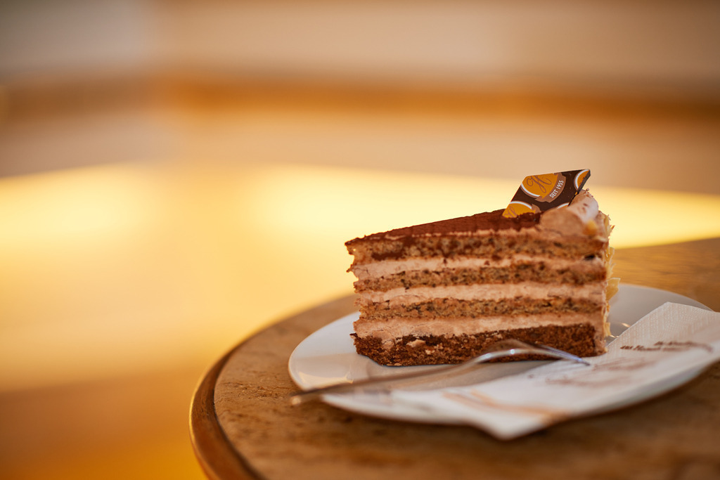 Cafe Hübler | Wien, Austria - January 16, 2019: Cafe Hübler; eine Hüblertorte steht auf dem Tisch im Verkaufsraum. - Realisiert mit Pictrs.com