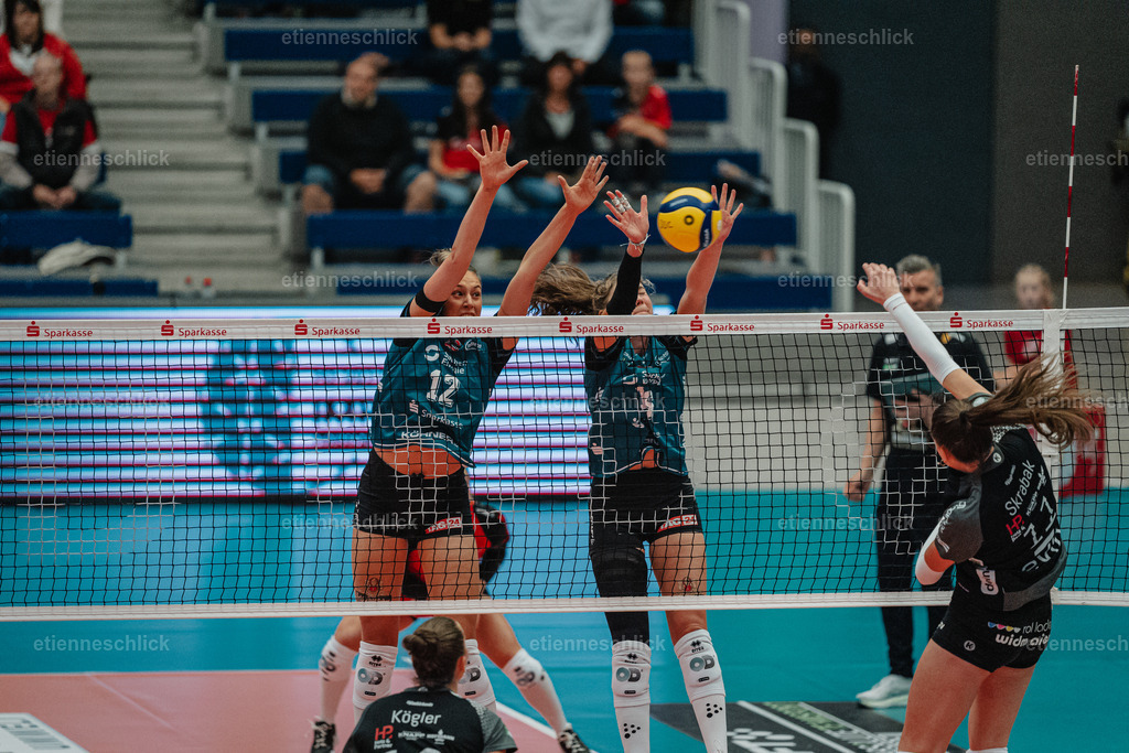 Dresdner SC - Binder Blaubären TSV Flacht, DEKRA 1. Bundesliga Frauen, Volleyball | Im Bild: Block durch 712/ und Morgan Geddes (16, Dresdner SC)24.10.2026, Dresdner SC -  Binder Blaubären TSV Flacht, DEKRA 1. Bundesliga Frauen, Volleyball, Deutschland, Dresden, Cyberport Arena