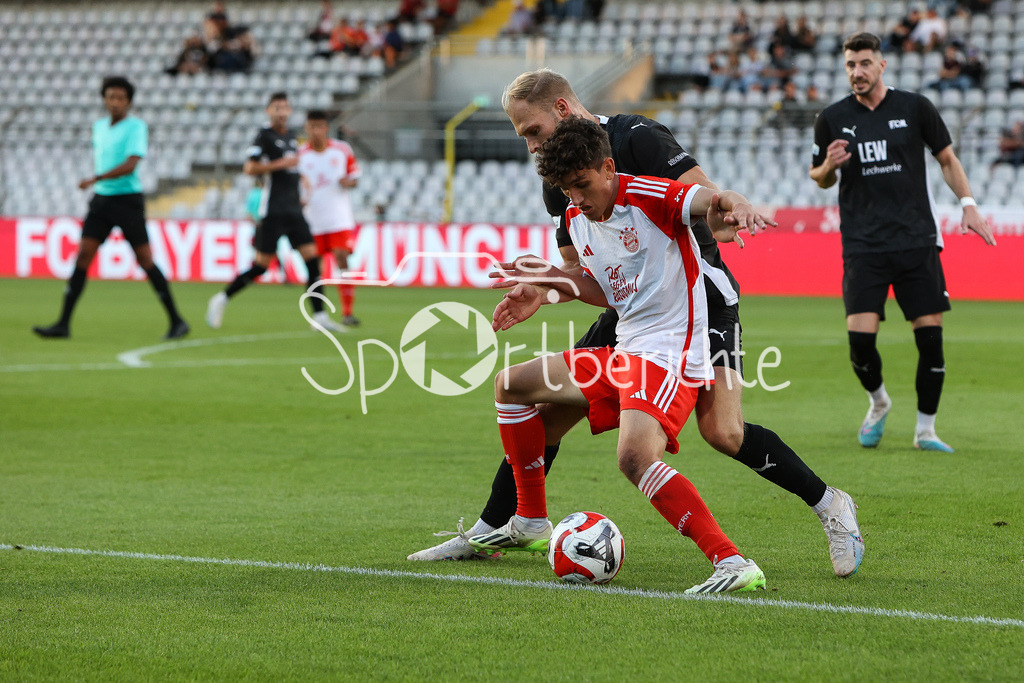 FC Bayern Amateure - FC Memmingen | Younes AITAMER (FCB #17) im Zweikampf mit Nicolai BRUGGER (FCM #4)