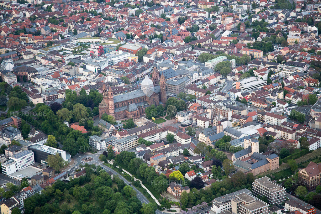 Luftbild: Kaiser-Dom St. Peter in Worms im Bundesland Rheinland-Pfalz in Deutschland. Foto: IMG_088567.jpg vom 17.05.2016 durch Werner Riehm/FLY-FOTO.de