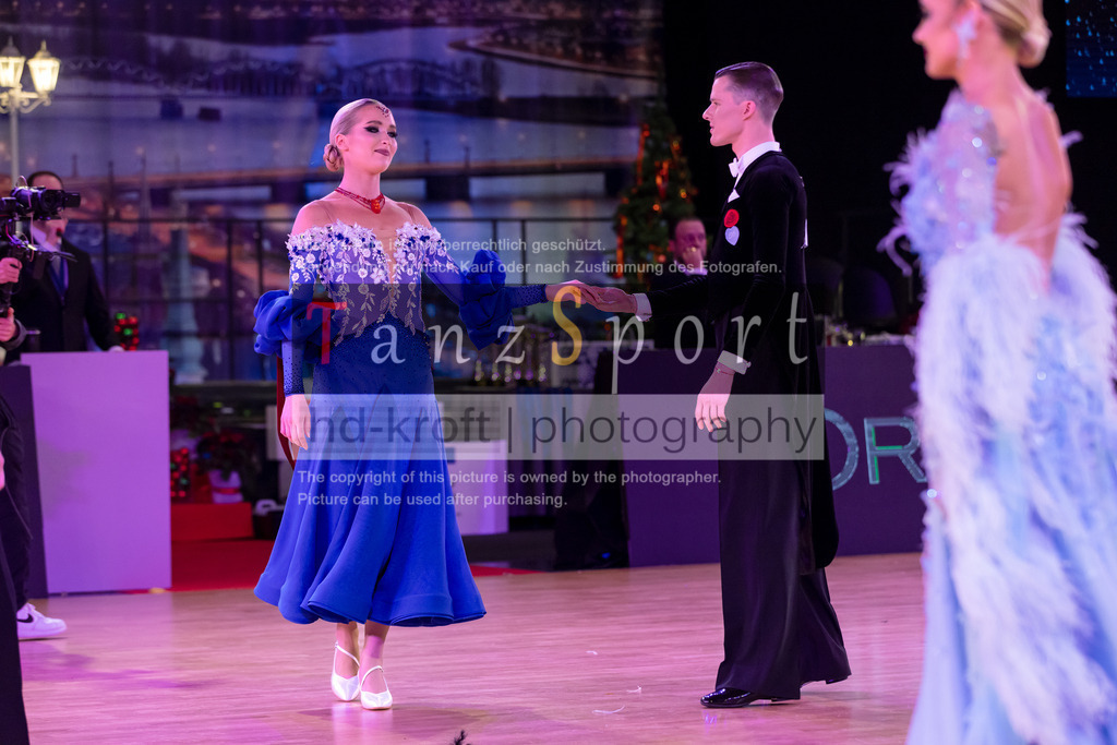 20241215_WDSF_Int_Open_Std-Riga-9766 | Tanzsportbilder, Standardtanz, Lateintanz, WDSF, DTV, LTVB, dancecomp, goc, hessen tanzt, blaues band der spree, walzer, tango, wiener walzer, slowfox, quickstepp, samba, rumba, cha-cha-cha, paso doble. jive, hd-kroft photography, turniertanzsport