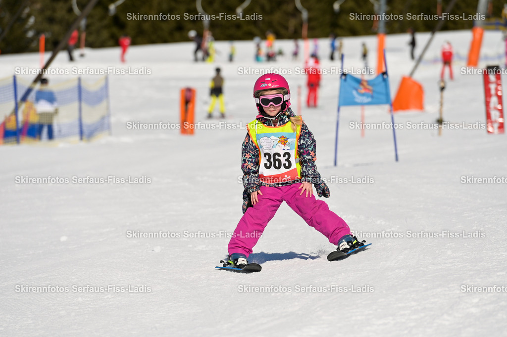 SRF_27.02.2026_140 | Skirennfotos,Serfaus,Fiss,Ladis,Kinderskirennen,Winter,Tirol,Oberland,skirace,SFL,feelfree,weil wir's genießen,ski,Ski,skifahren,Sonnenplateau, - Realisiert mit Pictrs.com