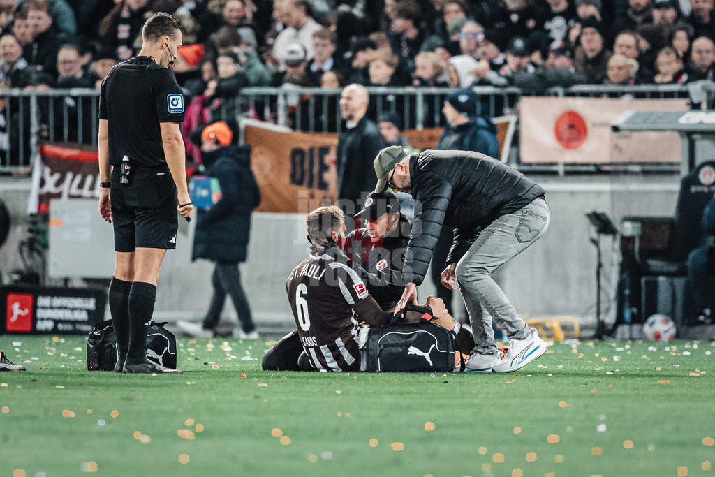 Fußball | Männer | Saison 2025/2026  | Fußball-Bundesliga | 07. Spieltag | FC St. Pauli vs. TSG Hoffenheim | 19.10.2025 | James Sands (#6, FC St. Pauli) muss behandelt werden und das Spiel verlassen
