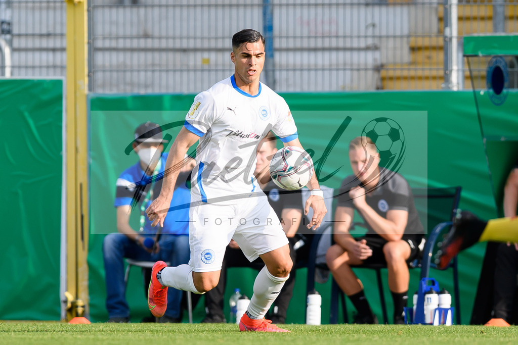 LOTKSC20210809_011 | Fussball, Herren: Cinar Sansar (Sportfreunde Lotte) in Aktion, am Ball, Einzelaktion beim Spiel der 1. Runde im DFB-Pokal zwischen SF Lotte und Karlsruher SC im Stadion am Lotter Kreuz am 09.08.2021 in Lotte, Deutschland.DFB / DFL REGULATIONS PROHIBIT ANY USE OF PHOTOGRAPHS AS IMAGE SEQUENCES AND/OR QUASI-VIDEO. - Realisiert mit Pictrs.com