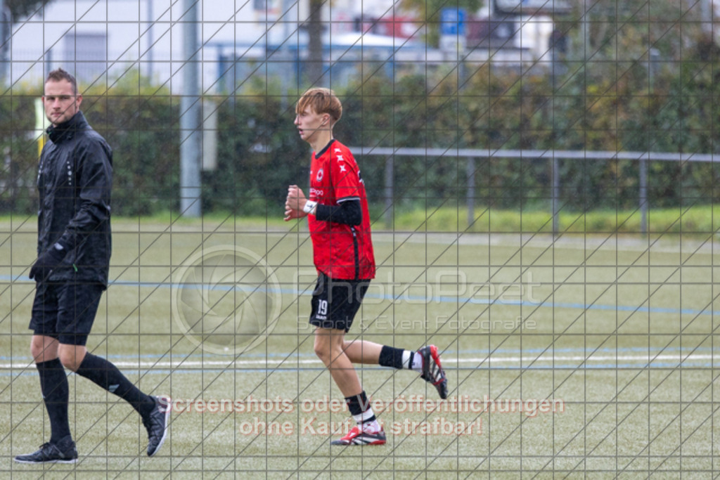 20251005_115912_0010 | #,1.Göppinger SV (rot) vs. TUS Ergenzingen (blau), Fussball, B-Junioren Leistungsstaffel Mitte, wfv, 03.Spieltag,  Saison 2025/2026, Kunstrasenplatz Süd, Hohenstaufenstr. 116, 73033 Göppingen, 05.10.2025 - 11:00 Uhr,Foto: PhotoPeet-Sportfotografie/Peter Harich