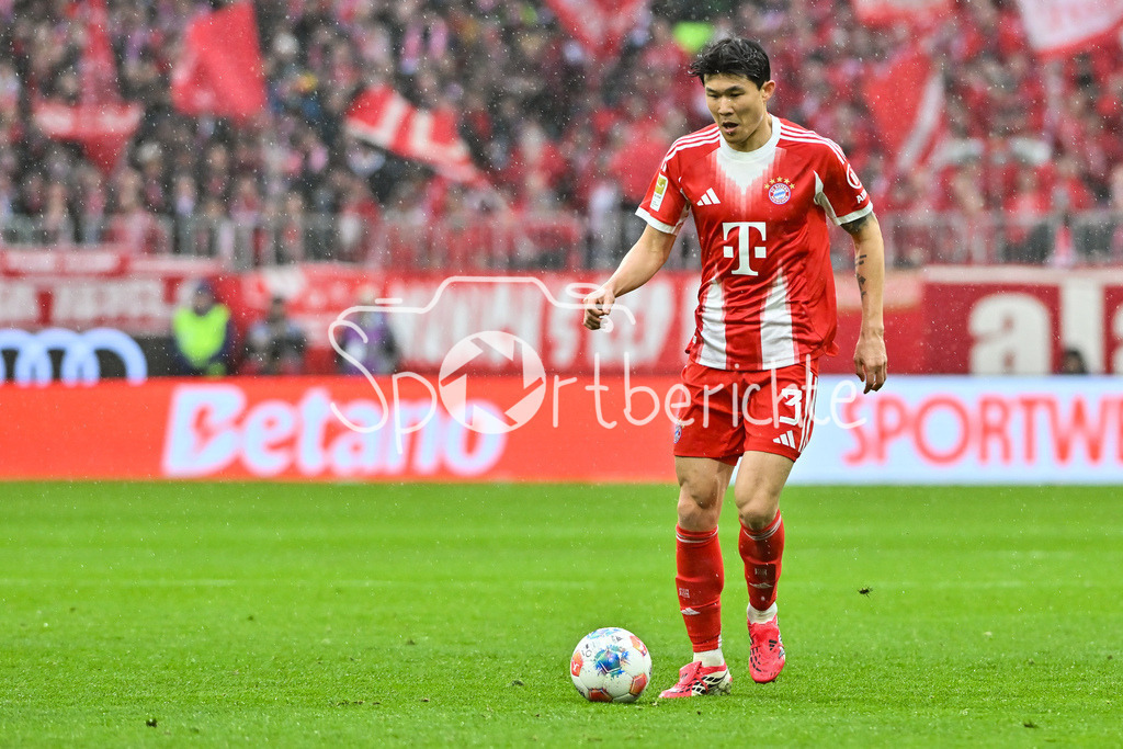 FC Bayern München - Eintracht Frankfurt | MUNICH, GERMANY - 21. FEBRUARY: am BAll Minjae KIM (FC Bayern Munich 3) / Einzelfoto / Freisteller während dem Bundesligamatch zwischen dem FC Bayern München und der SG Eintracht Frankfurt am 23. Spieltag in der Allianz Arena / DFL REGULATIONS PROHIBIT ANY USE OF PHOTOGRAPHS AS IMAGE SEQUENCES AND/OR QUASI-VIDEO
