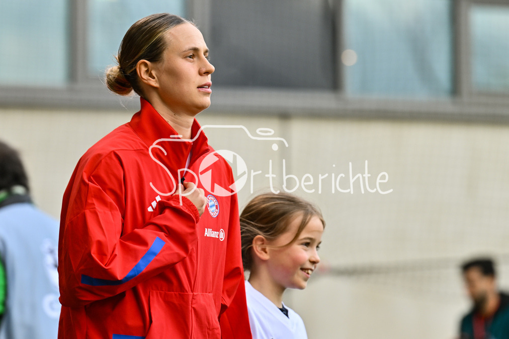 FC Bayern München - VfL Wolfsburg | MUNICH, GERMANY - 22. FEBRUARY: im Bild Klara BUEHL (Bühl, Buhl, FC Bayern Munich 17) beim Einlauf vor dem Spiel zwischen den Frauen des FC Bayern München und den Frauen des VfL Wolfsburg am 19. Spieltag der Google Pixel Frauen-Bundesliga am FC Bayern Campus