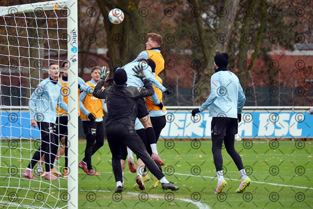 RGE_6894b | Hertha BSC, 2.Bundesliga, Herren, Saison 2025/26, Training, Kopfball Sebastian Groenning ( Hertha BSC ),  Fotograf:  Ralf Gebhardt - Realisiert mit Pictrs.com