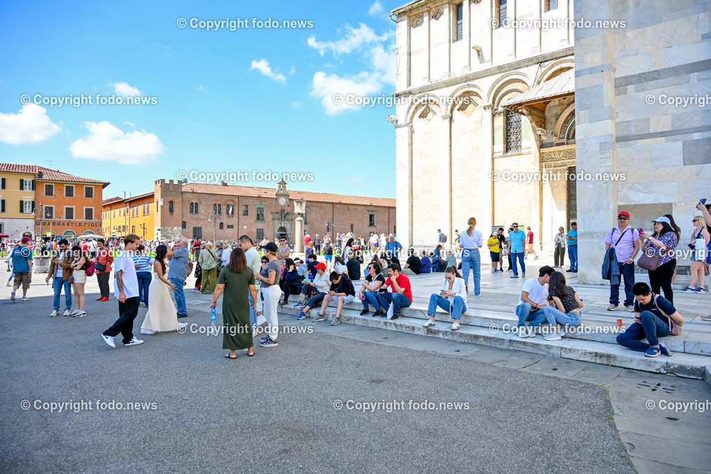 Italien_ Toscana_ Pisa_ 28.05.2024-20 | 28.05.2024, Italien, ITA, Toskana, Pisa im Bild Stadtansichten, Gebäude, Architektur, Touristen, Historisch, Souvenier, Turm, Dom, Piazza, schief


Pisa ist eine Stadt in Italien, gelegen in der Toskana am Arno. Wahrzeichen ist der als Schiefer Turm von Pisa bekannte Campanile des Doms auf der Piazza dei Miracoli im Norden des Stadtzentrums. 
Quelle: Wikipedia
