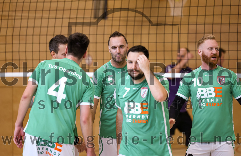 2022-11-12_094_TuS_Oberding_gegen_SC_Freising_II | Oberding, Deutschland, 12.11.2022:
Volleyball, Bezirksliga Ost 2022 / 2023, 7. Spieltag, TuS Oberding gegen MTV Pfaffenhofen II, Endergebnis: 3:2

Peter Koch (TuS Oberding, #4), Andre Paul (TuS Oberding, #5), Christian Sieracki (TuS Oberding, #7), Benedikt Lösch (TuS Oberding, #10)

Foto: Christian Riedel / fotografie-riedel.net