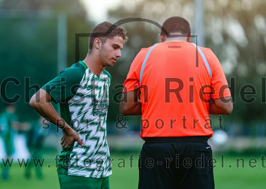 2023-07-25_002_SpVgg_Neuching_gegen_FC_Finsing | Neuching, Deutschland, 25.07.2023:
Fußball, A-Klasse 2023 / 2024, Toto Pokal, SpVgg Neuching gegen FC Finsing, Endergebnis: 2:4

Johannes Lanzl (SpVgg Neuching, #2), Schiedsrichter Marius Baumann

Foto: Christian Riedel / fotografie-riedel.net