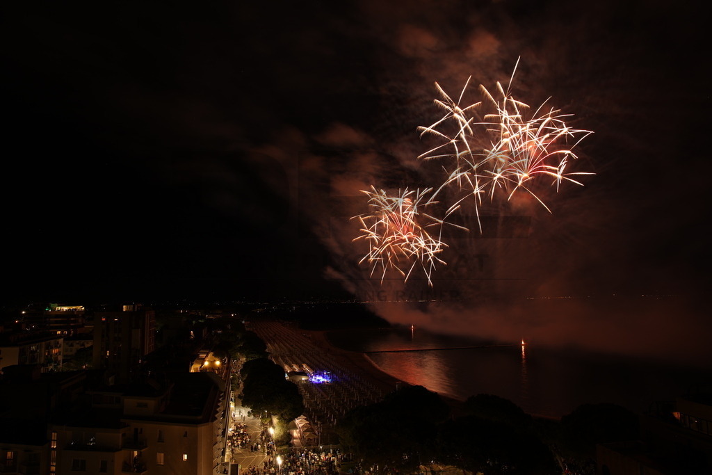 Ferragosto Fireworks in Grado, Italy | GRADO, ITALY, 15.AUG.26 - FIREWORKS - Ferragosto fireworks over the Adriatic Sea in Grado, Italy. Colorful fireworks light up the night sky above the beach, coastline and waterfront during the traditional summer celebration. - Realisiert mit Pictrs.com