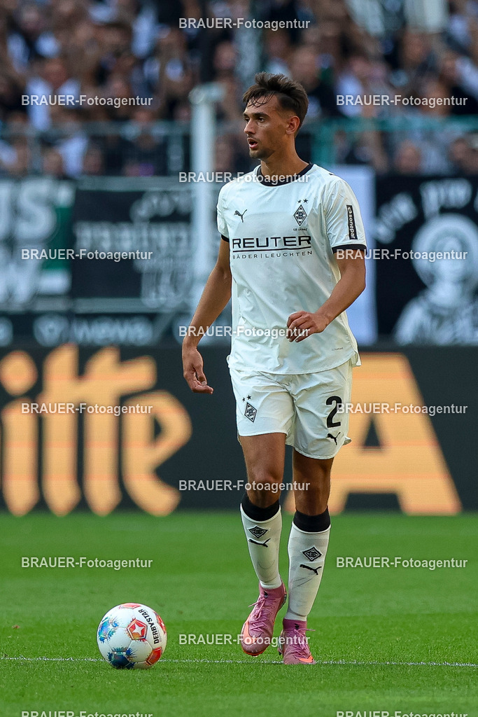 Borussia Mönchengladbach vs Hamburger SV - Bundesliga  | Mönchengladbach, Deutschland, 24.08.25:   Fabio Chiarodia (Borussia Mönchengladbach) in Aktion am Ball, Einzelaktion waehrend des Spiels der Bundesliga zwischen Borussia Mönchengladbach vs Hamburger SV im Stadion im Borussia Park(Foto von Brauer-Fotoagentur / Adrian Schlueter)
