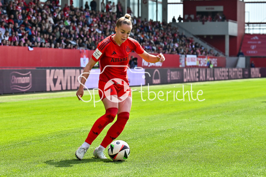 FC Bayern München - SC Freiburg | am BAll Giulia GWINN (FCB #7) / Einzelfoto / Freisteller / Frauen Bundesliga: FC Bayern Muenchen - SC Freiburg, FC Bayern Campus am 27.04.2025