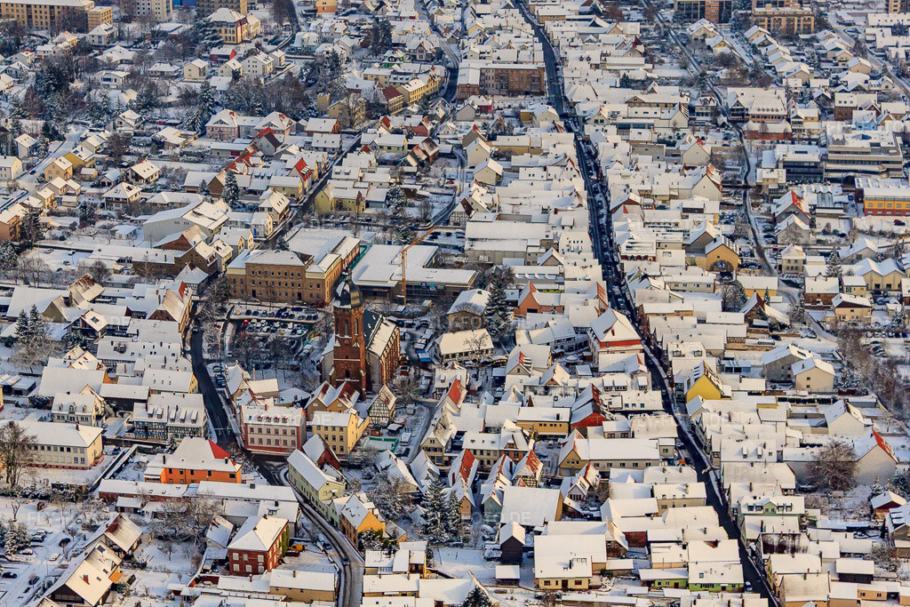 Luftbild: Christkindlmarkt am Plätzl und um die St. Georgskirche bei Schnee in Kandel im Bundesland Rheinland-Pfalz in Deutschland. Foto: IMG_35873.jpg vom 18.12.2010 durch Werner Riehm/FLY-FOTO.de