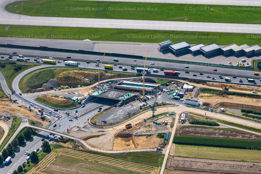 4047190 | STUTTGART 11.08.2021 Neubau- und Umbau- Baustelle der Streckenführung und Fahrspuren im Verlauf der Autobahn- Abfahrt und Zufahrt der BAB A8 in Zuge des Baus des Flughafentunnel im Ortsteil Plieningen in Stuttgart im Bundesland Baden-Württemberg, Deutschland. Im Rahmen des Umbaus der Anschlussstelle Plieningen werden neue Aus- und Einfahrrampen mit Unterfahrung der Neubaustrecke gebaut. Weiterführende Informationen bei: CDM Smith Consult GmbH,  Die Autobahn GmbH des Bundes,  Ed. Züblin AG,  STRABAG AG. // Construction site of routing and traffic lanes during the highway exit and access the motorway A 8 in the district Plieningen in Stuttgart in the state Baden-Wuerttemberg, Germany. Further information at: CDM Smith Consult GmbH,  Die Autobahn GmbH des Bundes,  Ed. Zueblin AG,  STRABAG AG. Foto: Gerhard Launer