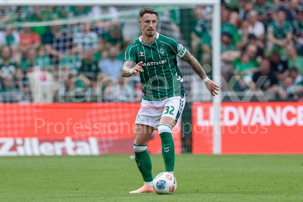 Fussball, Bundesliga, SV Werder Bremen - SC Freiburg | Marco Friedl (SV Werder Bremen, 32) am Ball, Freisteller, Einzelbild, Ganzkörper, Aktion, Action, Spielszene, DIE DFL-RICHTLINIEN UNTERSAGEN JEGLICHE NUTZUNG VON FOTOS ALS SEQUENZBILDER UND/ODER VIDEOÄHNLICHE FOTOSTRECKEN. DFL REGULATIONS PROHIBIT ANY USE OF PHOTOGRAPHS AS IMAGE SEQUENCES AND/OR QUASI-VIDEO.