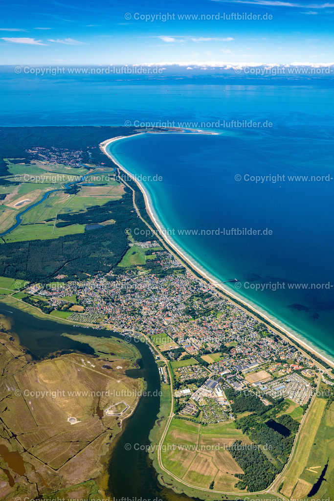 Zingst_ELS_8412100822 | ZINGST 10.08.2022 Küsten- Landschaft am Sandstrand der Ostsee auf dem Darß in Zingst an der Ostseeküste im Bundesland Mecklenburg-Vorpommern, Deutschland. Weiterführende Informationen bei: Kur- und Tourismus GmbH. // Coastline on the sandy beach of Ostsee on Darss in Zingst at the baltic coast in the state Mecklenburg - Western Pomerania, Germany. Further information at: Kur- und Tourismus GmbH. Foto: Martin Elsen
