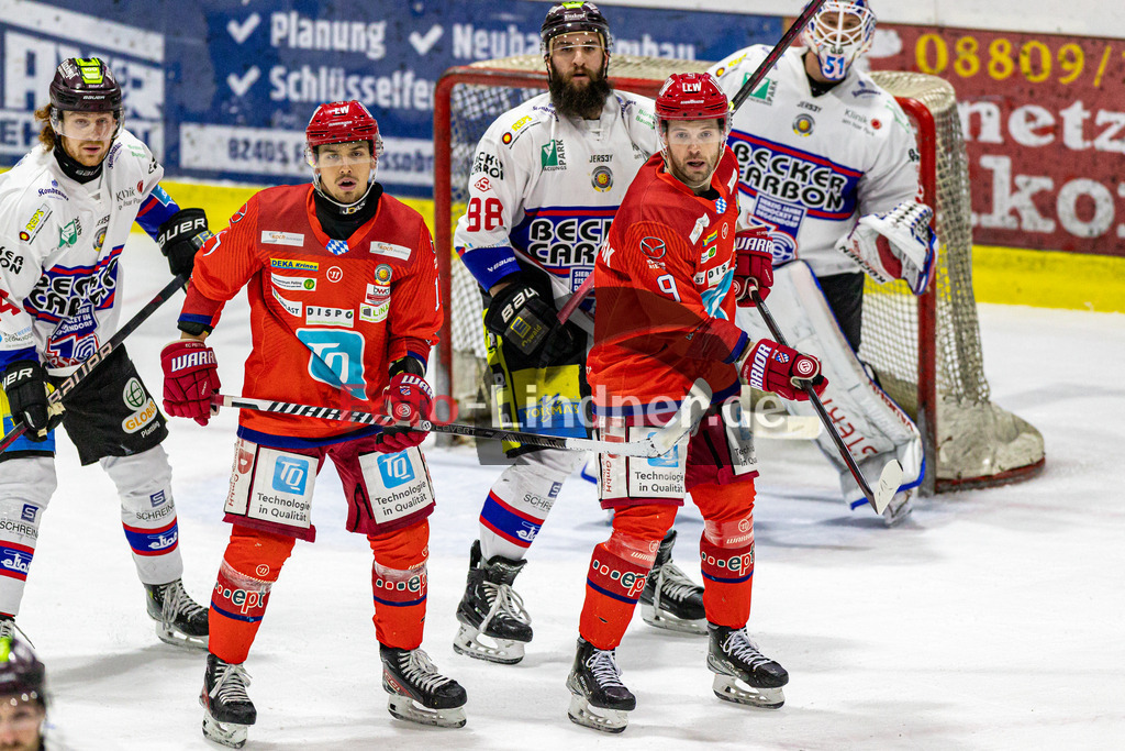 EC Peiting vs Deggendorfer SC | Eishockey Oberliga Süd 2023/2024, EC Peiting vs Deggendorfer SC, 20231230,
Peitinger vor dem Tor,
2023-12-30 in Peiting (Eisstadion)
4 Silvan HEIß (DSC 4), 17 Samuel PAYEUR (ECP 17), 9 Brett OUDERKIRK (ECP 9), 88 Marcel PFÄNDER (DSC 88), 51 Timo PIELMEIER (DSC Goalie 51)
Copyright: WolfgangxLindner foto-lindner.de