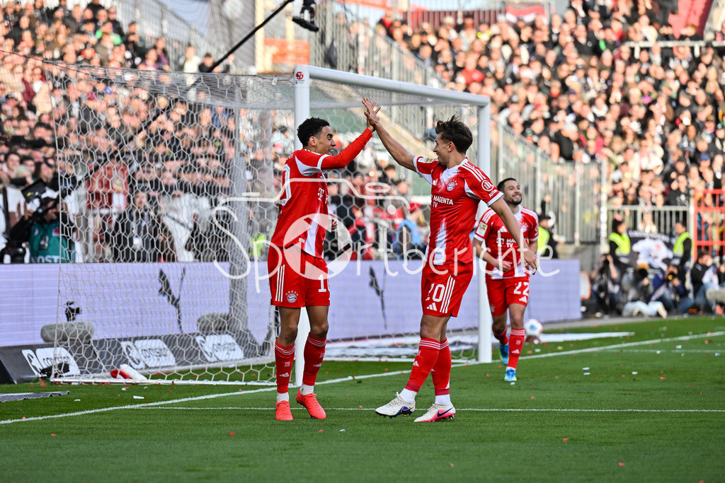 FC St. Pauli - FC Bayern München | ST. PAULI, DEUTSCHLAND - 11. APRIL: Jubel der Bayern nach dem Treffer zum 0-1 durch Jamal MUSIALA (FC Bayern Munich 10) / Tor / Torschuetze / Freude / Happy während dem Bundesligamatch zwischen dem FC St. Pauli und dem FC Bayern München am 29. Spieltag im Millerntor Stadion / DFL REGULATIONS PROHIBIT ANY USE OF PHOTOGRAPHS AS IMAGE SEQUENCES AND/OR QUASI-VIDEO
