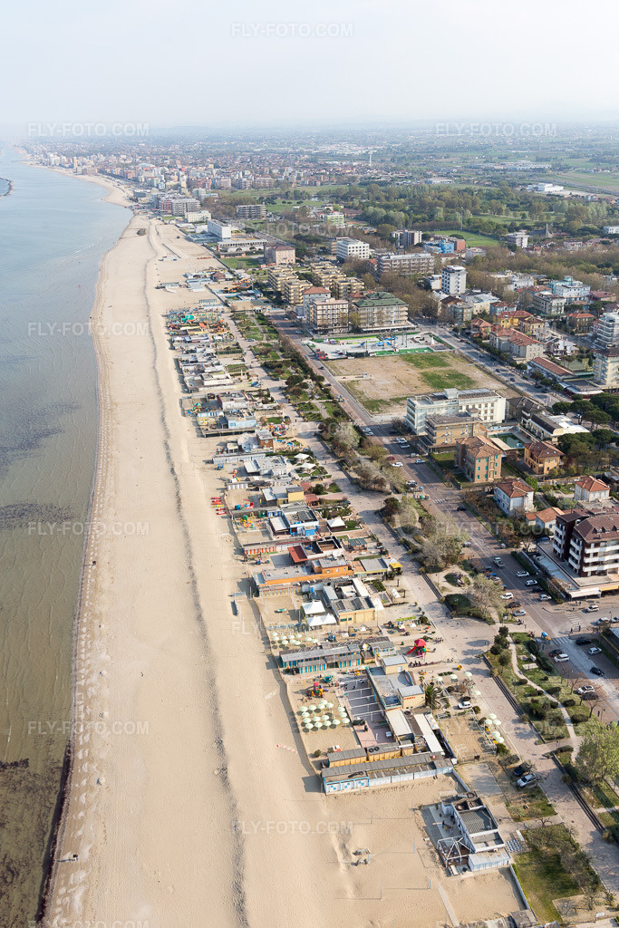 Aerial view: View of the town in Cesenatico in the state Forlì-Cesena, Italy. – Photo: IMG_098392.jpg taken on 04/05/2017 by Werner Riehm/FLY-FOTO.com – Resolution of the original: 3648 x 5472 px
