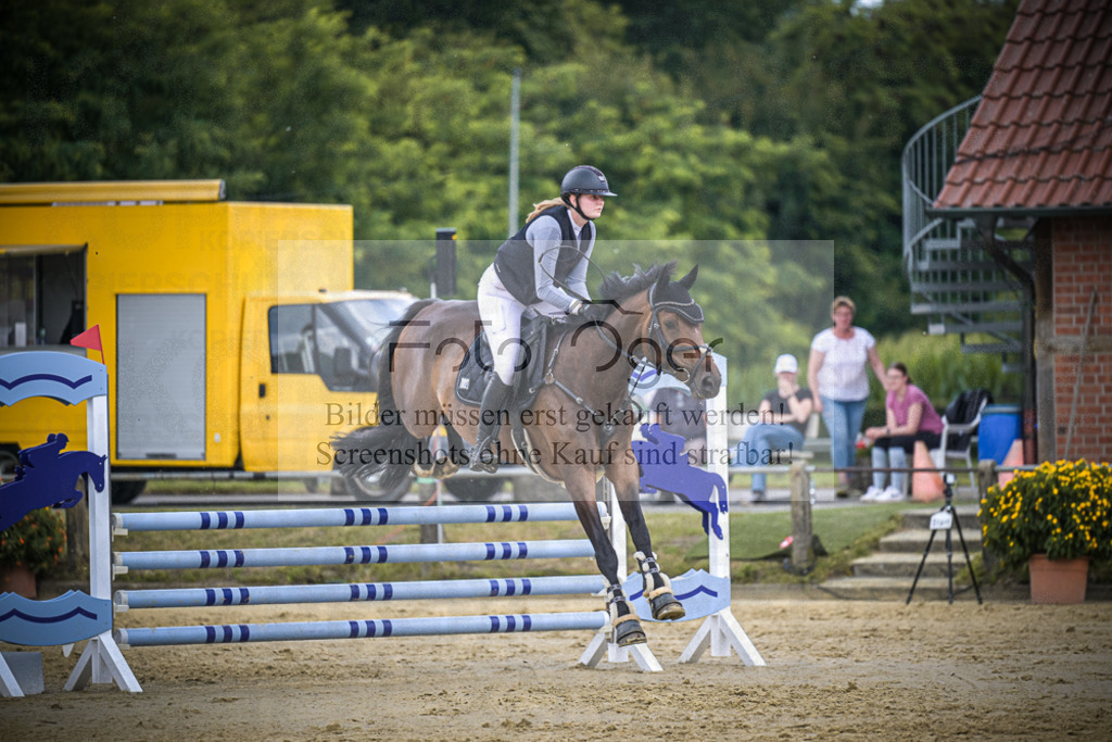 DOS_9544 | Entdecke hochwertige Reitturnierfotos von Foto Oger. Professionell, emotional und authentisch – jetzt Lieblingsmomente im Shop bestellen.Deutschlandweite Turnierfotografie. - Realisiert mit Pictrs.com