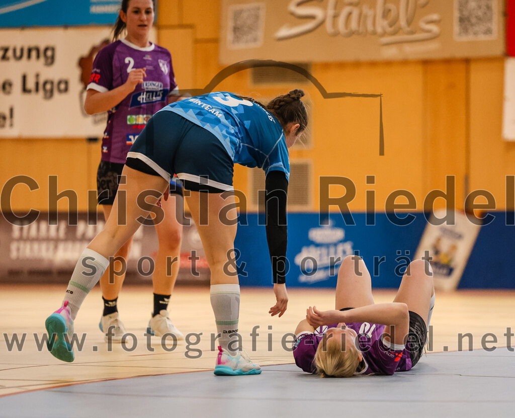 2024-03-09_038_SpVgg_Altenerding_gegen_Eintracht_Dachau-Karlsfeld | Erding, Deutschland, 09.03.2024:
Handball, Bezirksoberliga Frauen Altbayern 2023 / 2024, 17. Spieltag, SpVgg Altenerding gegen Eintracht Dachau-Karlsfeld, Endergebnis: 26:25

Irina Wutz (TSV Eintracht Karlsfeld, #3), Lena Popp (SpVgg Altenerding, #10)

Foto: Christian Riedel / fotografie-riedel.net