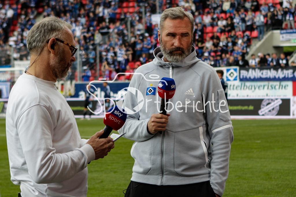 SSV Jahn Regensburg - Hamburger SV | HSV Trainer Tim Walter vor der Partie am Mikrofon von SKY / Interview / DFL REGULATIONS PROHIBIT ANY USE OF PHOTOGRAPHS AS IMAGE SEQUENCES AND/OR QUASI-VIDEO
